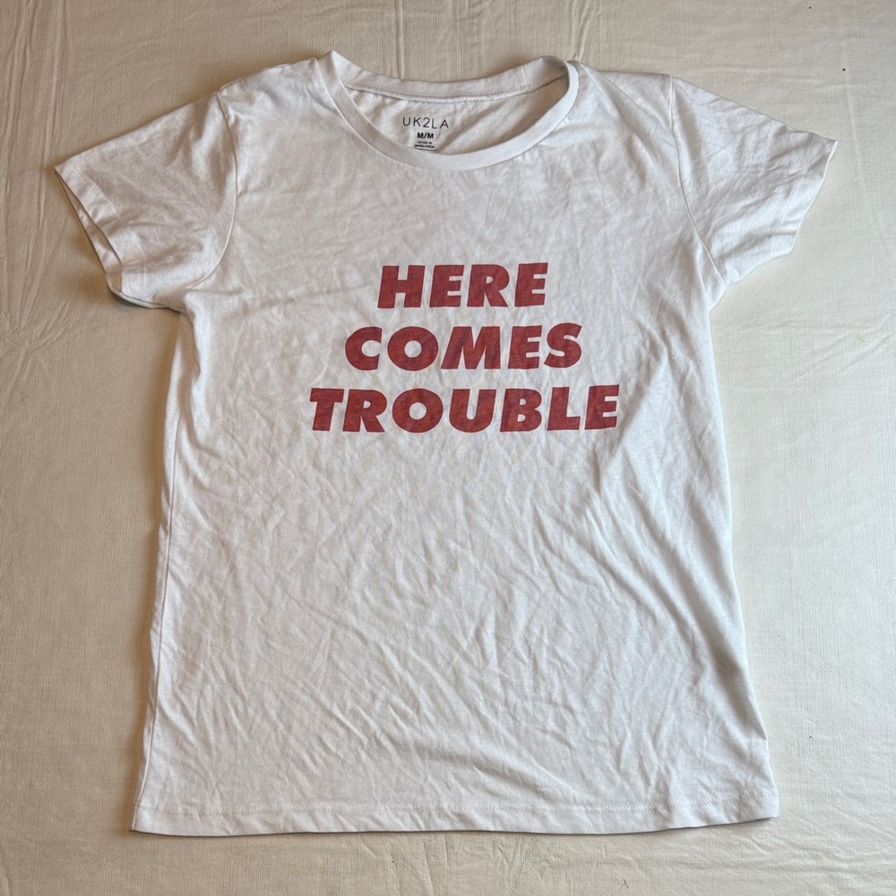 UK2LA Wonen's White Crewneck Shirt Sleeve Red Here Comes Trouble Size M